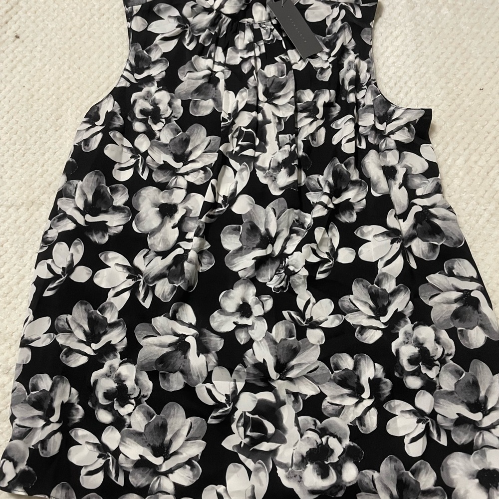 Suzy Shier Black & White Floral Pleated Neck Sleeveless Top